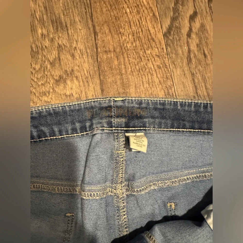 Platimun crop Jeans. Super soft and comfortable. Sz 3 (Sz 16-18) - Picture 5 of 6